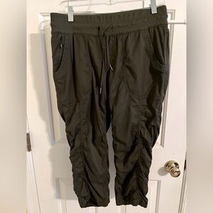The North Face Women’s Aphrodite 2.0 Capris Med, New Taupe Green Good cond.
